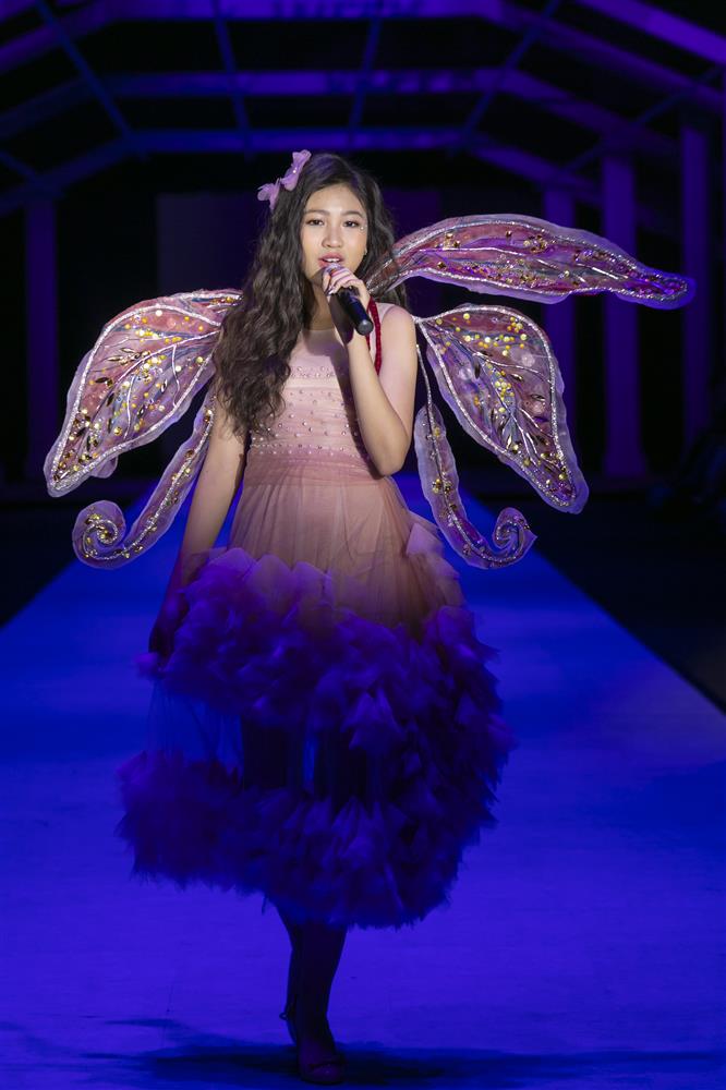 Hoa hậu hoàn vũ nhí 2018 trổ tài ca hát trên sàn diễn thời trang